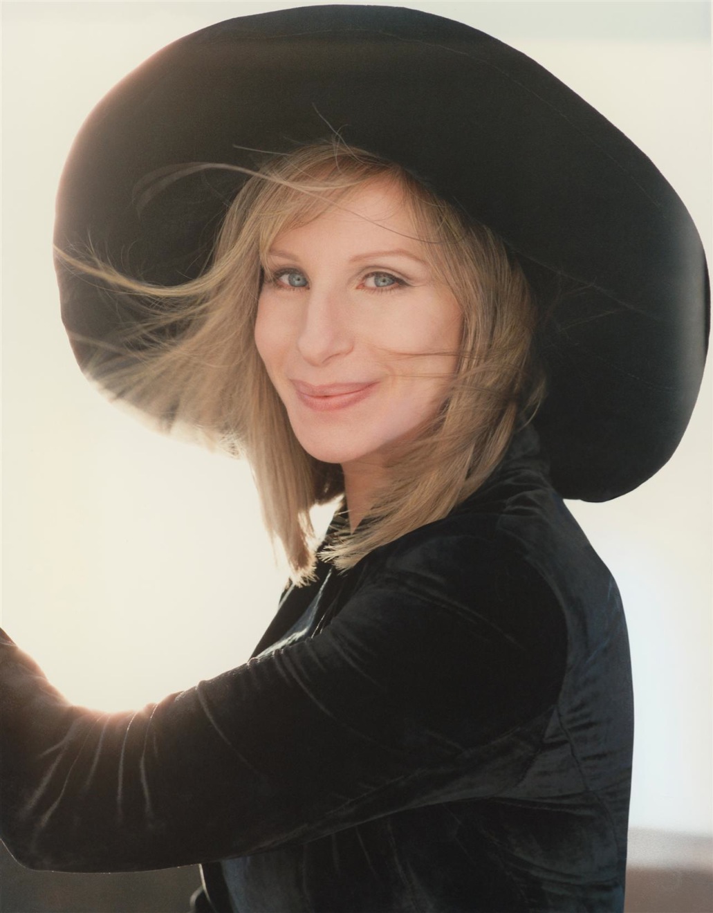 008_women_barbra_str