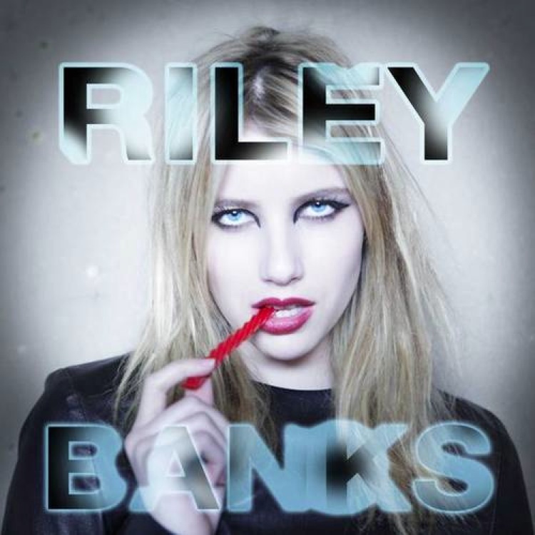 emma_roberts-as_riley_banks-001
